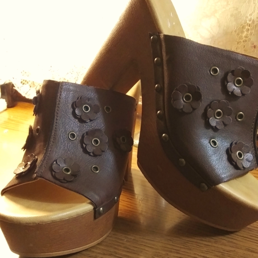 Cute Brown Daisy Clogs